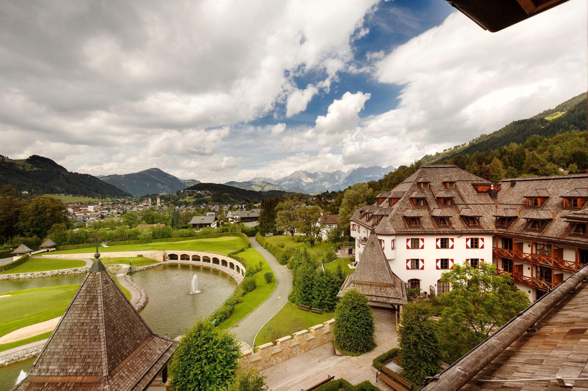 Schlosshotel Kitzbuehel A-Rosa Collection Exteriör bild View of the town