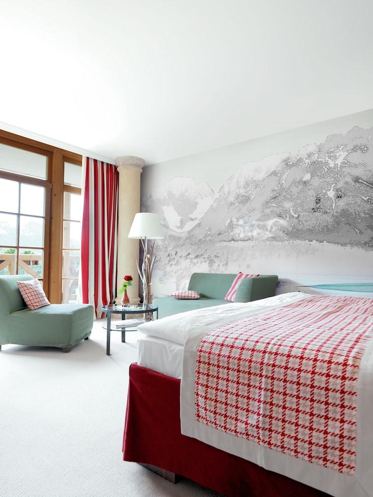 Schlosshotel Kitzbuehel A-Rosa Collection Exteriör bild A room at the Hotel Axelmannstein