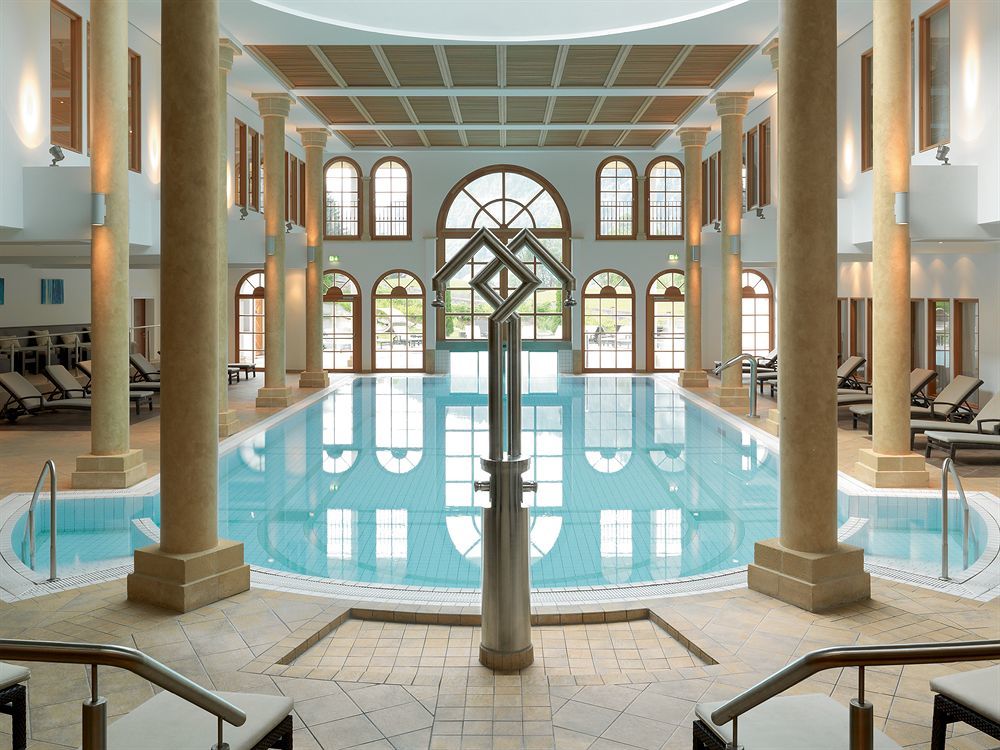 Schlosshotel Kitzbuehel A-Rosa Collection Exteriör bild The swimming pool at the Hotel