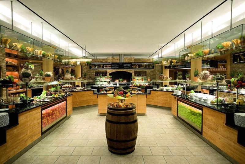 Schlosshotel Kitzbuehel A-Rosa Collection Exteriör bild The salad bar at Seasons 52
