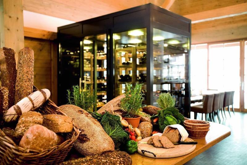 Schlosshotel Kitzbuehel A-Rosa Collection Exteriör bild Bread and wine at a restaurant