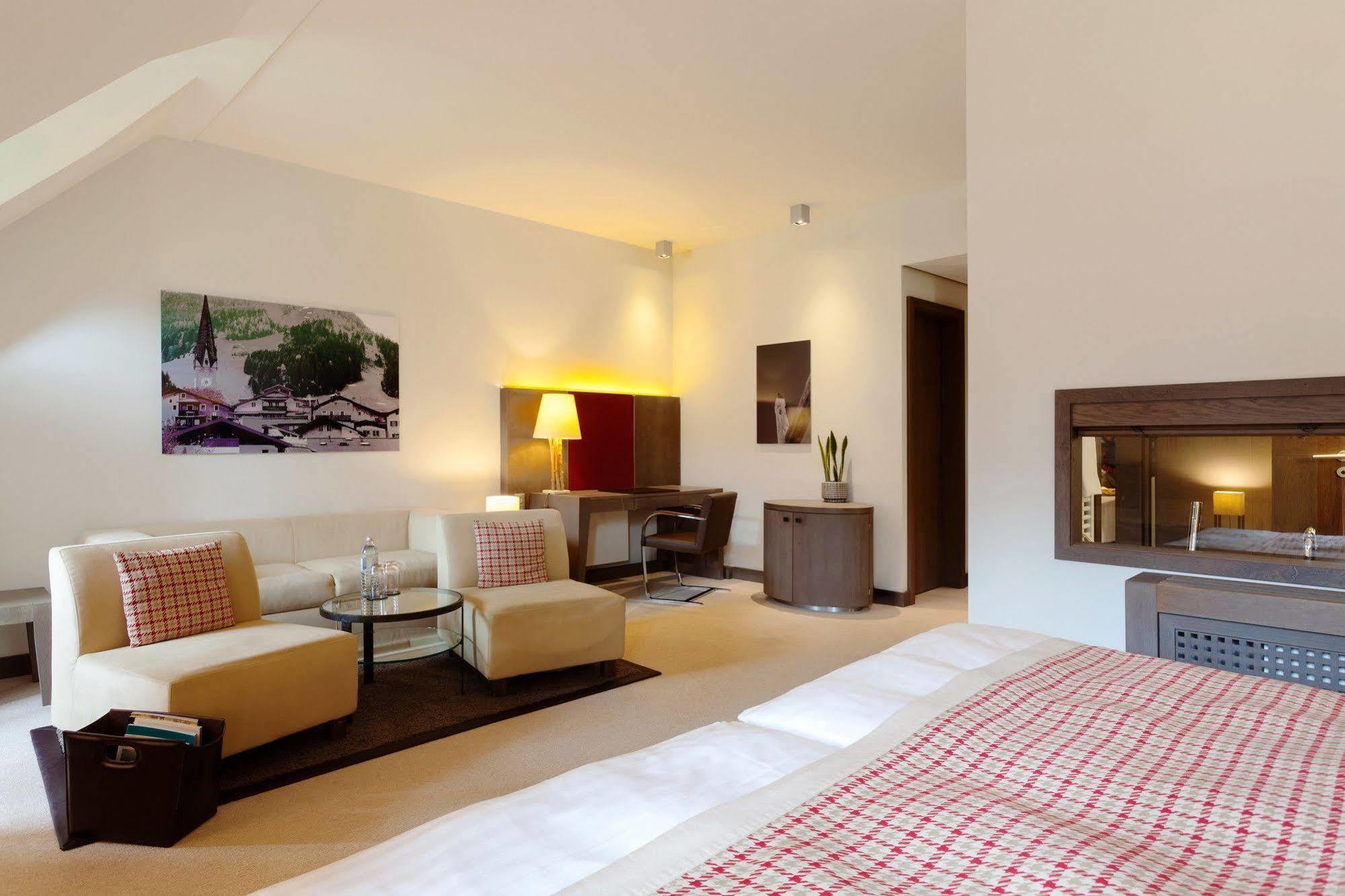 Schlosshotel Kitzbuehel A-Rosa Collection Exteriör bild A room at the Hotel de la Tour