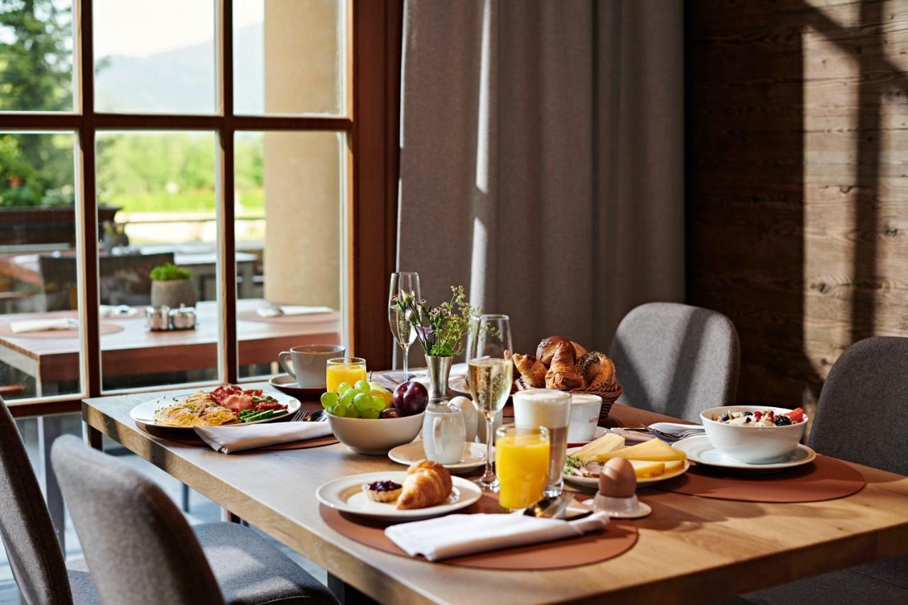 Schlosshotel Kitzbuehel A-Rosa Collection Exteriör bild Breakfast table